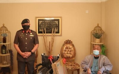 COMMANDANT DEFENCE ACADEMY ROYAL BRUNEI ARMED FORCES PRESENTS MEDICAL EQUIPMENT IN CONJUNCTION WITH THE ROYAL BRUNEI ARMED FORCES’ DIAMOND JUBILEE CELEBRATION
