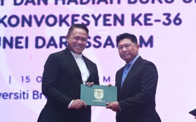 COMMANDANT OF DEFENCE ACADEMY ROYAL BRUNEI ARMED FORCES RECEIVED UNIVERSITY BOOK PRIZES IN CONJUNCTION WITH THE 36TH UNIVERSITI BRUNEI DARUSSALAM (UBD) CONVOCATION CEREMONY