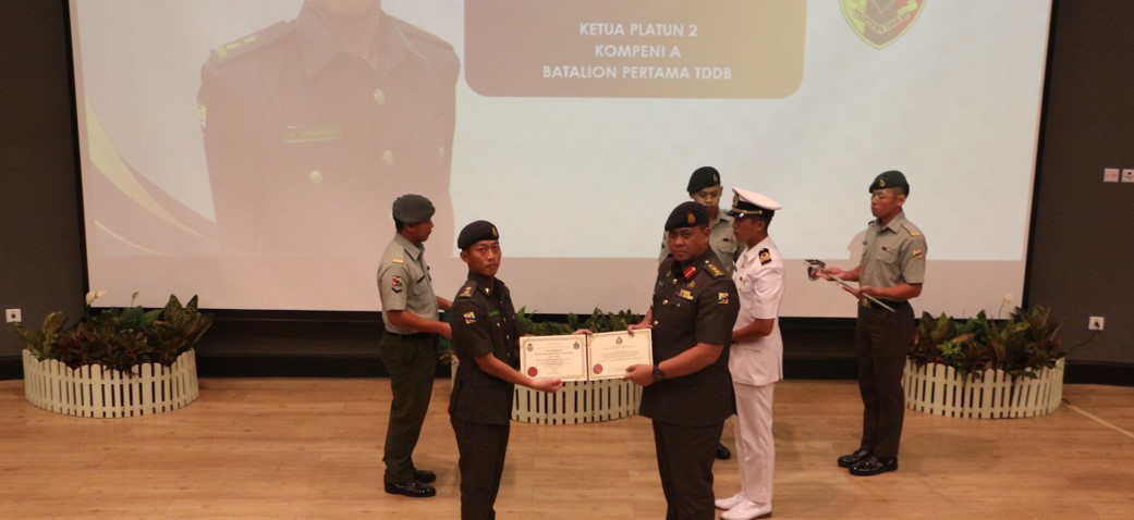 OCS INTAKE 23 CERTIFICATE & SWORD PRESENTATION