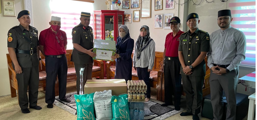 COMMANDANT DA RBAF PRESENTS KAMATHALI HABBAH IN CONJUNCTION WITH THE ROYAL BRUNEI ARMED FORCES’ 63RD ANNIVERSARY